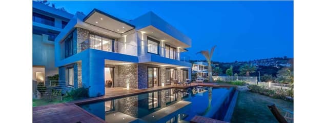Ultra-luxurious magnificent villa consisting of 8 bedrooms and 2 living rooms.